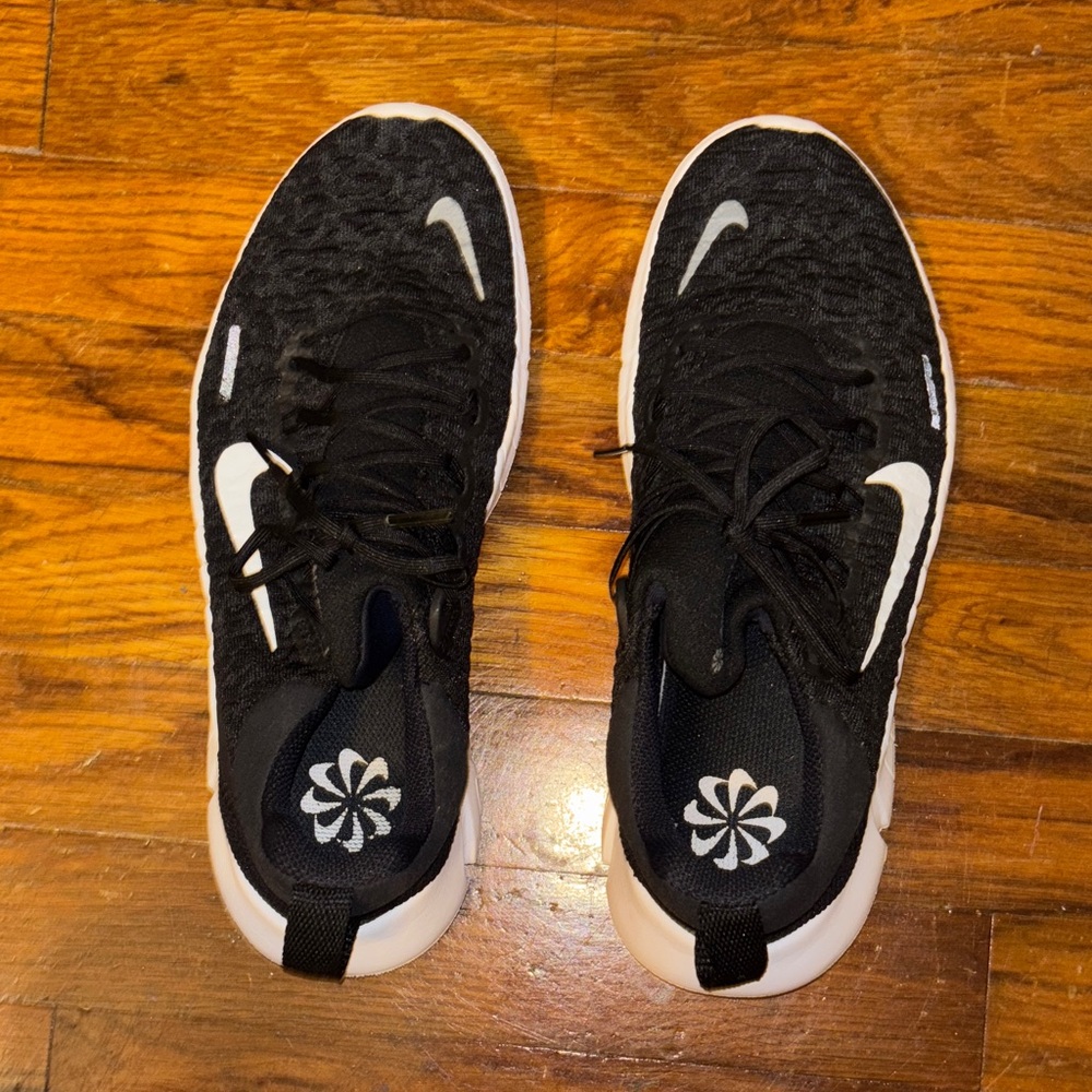 Black & White Nike Tennis Shoes